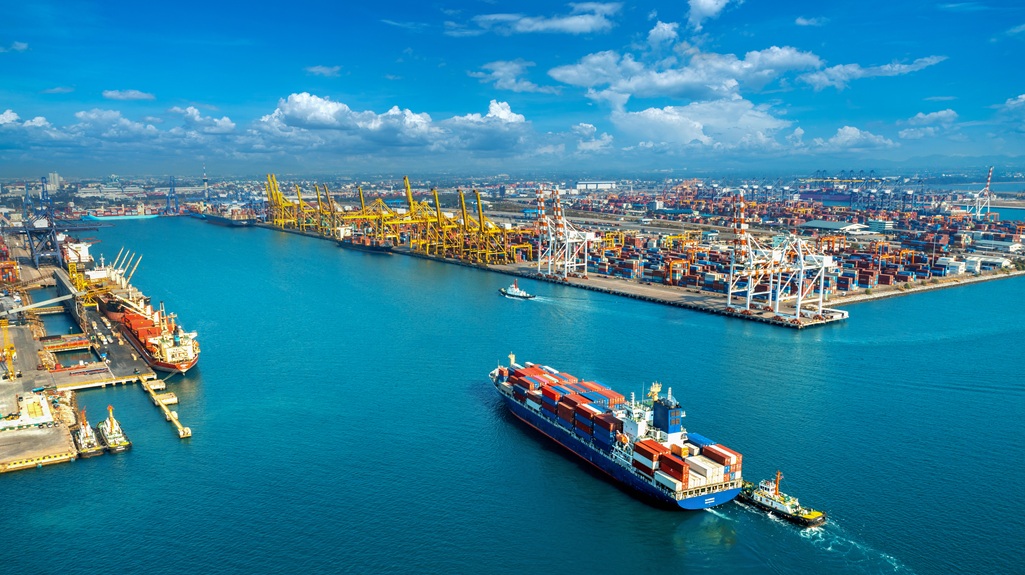 Vista aérea de um navio cargueiro e containers no porto